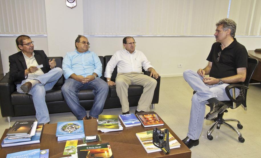 Sistema operacional do Porto de Paranaguá serve de modelo para o Porto do Pecém (CE) Com apenas nove anos de atividade, o Porto do Pecém possui pouca experiência no estabelecimento de normas operacionais, o que fez com que um grupo de diretores visitasse Paranaguá para conhecer melhor o sistema operacional adotado.