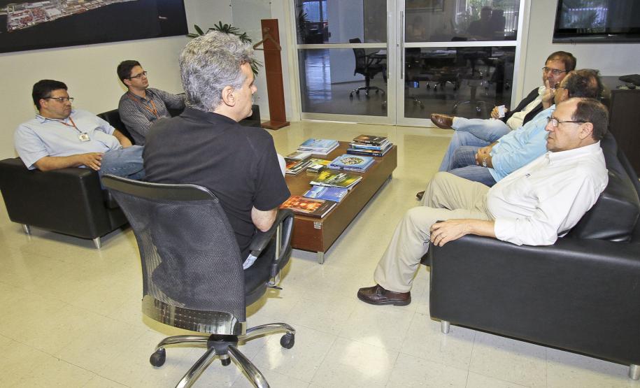 Sistema operacional do Porto de Paranaguá serve de modelo para o Porto do Pecém (CE) Além de informações técnicas operacionais, os diretores do porto do Pecém também vieram buscar informações sobre os sistemas de arrendamentos e contratos, nos quais Paranaguá possui mais experiência.
O Porto do Pecém é o maior exportador de frutas do Brasil.