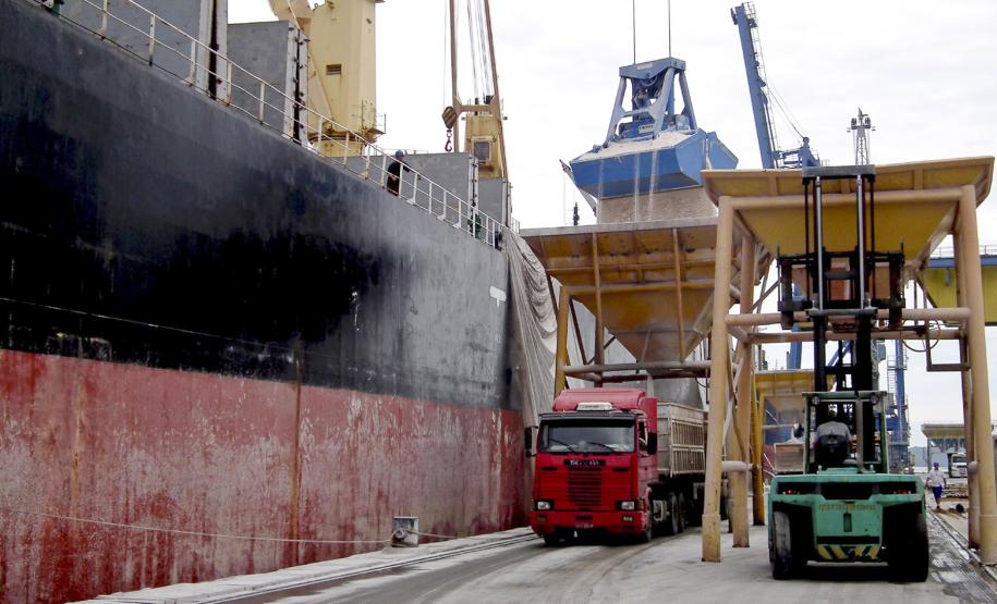 Movimentação de mercadorias pelos portos paranaenses já supera recorde histórico de 2007 A movimentação de mercadorias pelos portos de Paranaguá e Antonina já ultrapassou o recorde histórico de 2007. A um mês do final do ano, já foram movimentadas mais de 38 milhões de toneladas de mercadorias e a expectativa é que até o final do mês, a Appa movimente 41 milhões de toneladas de produtos.