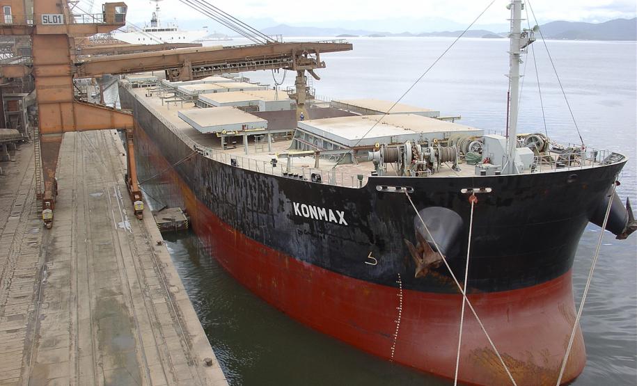 Movimentação de mercadorias pelos portos paranaenses já supera recorde histórico de 2007 A receita cambial gerada pelas exportações de mercadorias também já atingiu recorde histórico. Até novembro, foram quase US$ 16 bilhões, valor 14% superior ao recorde de receita registrada em 2008 pela Appa.