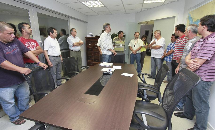 Trabalhadores portuários avulsos terão estacionamento nas proximidades do cais do Porto A Appa vai começar a desenvolver projetos para dispor, ao longo do cais, de múltiplas entradas para os trabalhadores portuários avulsos. Todos os TPAs só podem entrar no cais por apenas uma entrada. O cais do porto de Paranaguá tem quase três quilômetros de comprimento. Para que os TPAs possam se locomover ao longo do cais, a Appa disponibiliza dois ônibus que levam e trazem os trabalhadores durante o dia todo.