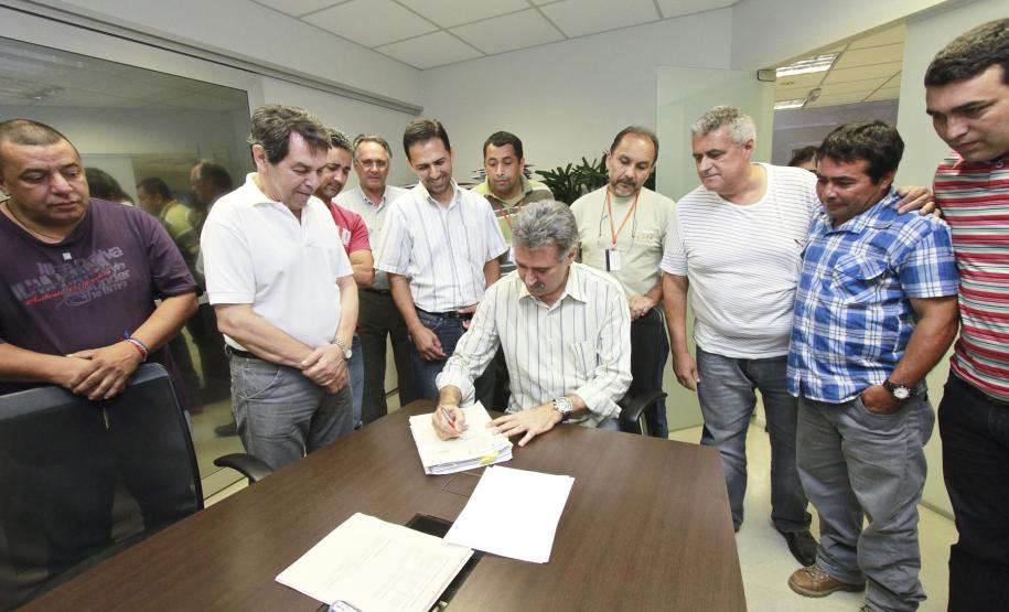 Trabalhadores portuários avulsos terão estacionamento nas proximidades do cais do Porto A Administração dos Portos de Paranaguá e Antonina (Appa) vai construir um estacionamento exclusivo para os Trabalhadores Portuários Avulsos (TPAs) que atuam no cais do Porto de Paranaguá. O superintendente da Appa, Airton Vidal Maron, assinou o contrato para início da obra. Representantes sindicais de todas as categorias de trabalhadores que atuam em Paranaguá participaram do ato. A obra, orçada em R$ 114 mil, vai pavimentar seis mil metros quadrados de área.