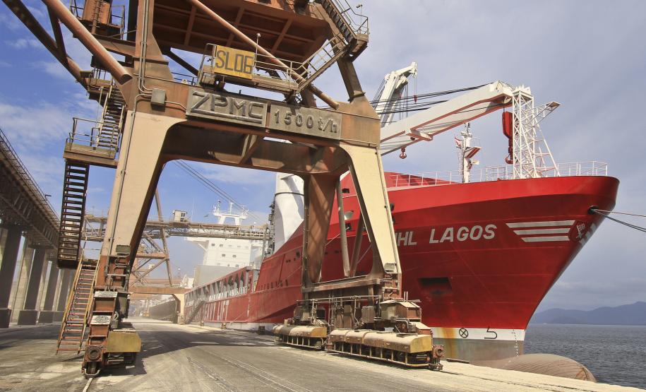 Doações humanitárias são embarcadas pelo Porto de Paranaguá O Porto de Paranaguá foi o primeiro porto brasileiro a deixar de cobrar a tarifa sobre a operação das cargas doadas, além de dar preferência na atracação do navio. Para ajudar na ação do Governo Federal, o Porto de Paranaguá deu preferência de atracação para o navio – por se tratar de carga humanitária – e isentou a cobrança da tarifa Inframar que incidiria sobre a carga. Os sindicatos dos Estivadores e Arrumadores também não cobraram a operação destas mercadorias.