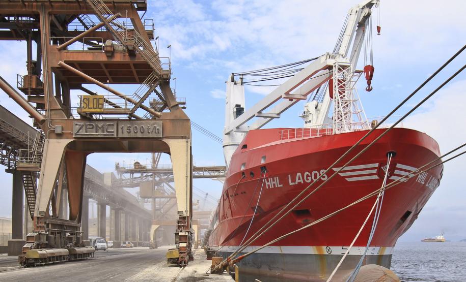 Doações humanitárias são embarcadas pelo Porto de Paranaguá A Coordenação Geral de Ações Internacionais de Combate à Fome do Ministério das Relações Exteriores, informou que o Porto de Paranaguá foi o primeiro porto brasileiro a deixar de cobrar a tarifa sobre a operação das cargas doadas, além de dar preferência na atracação do navio.