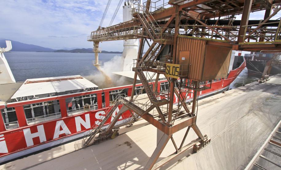 Doações humanitárias são embarcadas pelo Porto de Paranaguá Para ajudar na ação do Governo Federal, o Porto de Paranaguá deu preferência de atracação para o navio – por se tratar de carga humanitária – e isentou a cobrança da tarifa Inframar que incidiria sobre a carga. Os sindicatos dos Estivadores e Arrumadores também não cobraram a operação destas mercadorias.