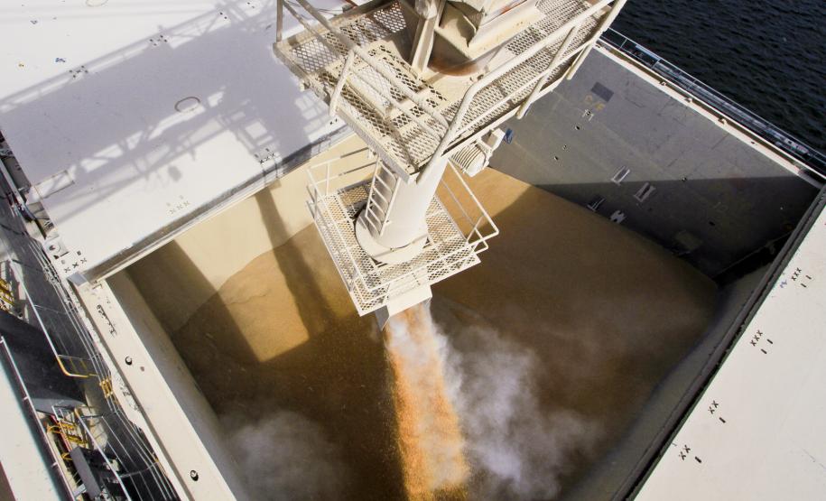 Doações humanitárias são embarcadas pelo Porto de Paranaguá Estão sendo embarcadas pelo Porto de Paranaguá, nesta terça-feira (13) para a Coréia do Norte, 17 mil toneladas de milho que estão sendo doados pelo governo brasileiro. O Porto de Paranaguá deu preferência de atracação para o navio – por se tratar de carga humanitária – e isentou a cobrança da tarifa Inframar que incidiria sobre a carga.