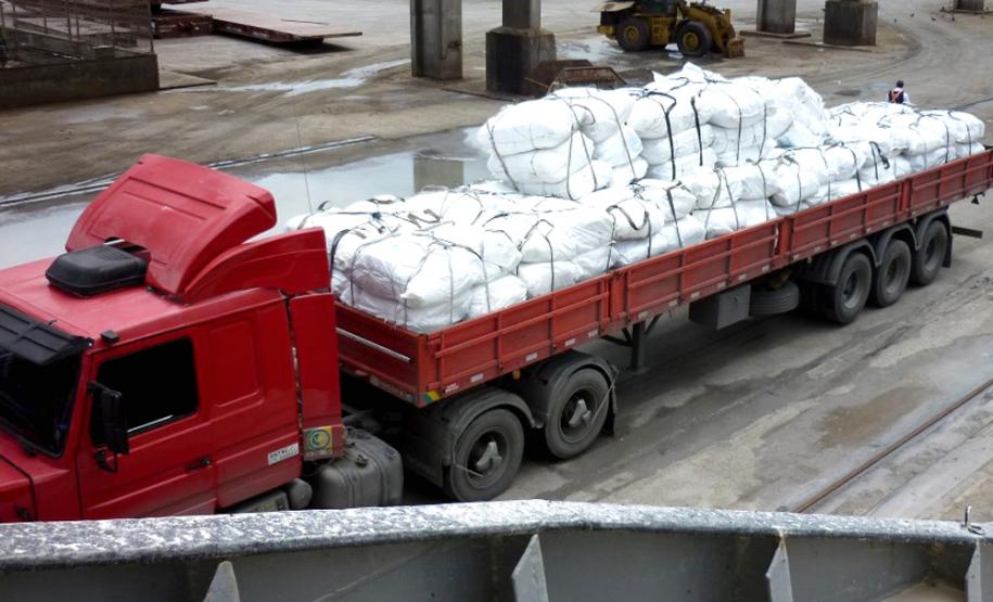 Doações humanitárias são embarcadas pelo Porto de Paranaguá O Porto de Paranaguá foi o primeiro porto brasileiro a deixar de cobrar a tarifa sobre a operação das cargas doadas, além de dar preferência na atracação do navio. No último sábado, foram embarcados por Paranaguá 11 mil toneladas de milho com destino à Somália. Além do milho, estão sendo doados grandes bolsões (big bags) para viabilizar o desembarque destas mercadorias, uma vez que os portos que receberão os grãos não possuem equipamentos adequados de desembarque.