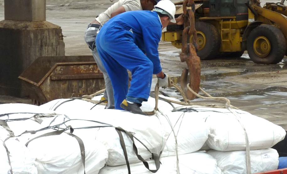 Doações humanitárias são embarcadas pelo Porto de Paranaguá No último sábado, foram embarcados por Paranaguá 11 mil toneladas de milho com destino à Somália. Além do milho, estão sendo doados grandes bolsões (big bags) para viabilizar o desembarque destas mercadorias, uma vez que os portos que receberão os grãos não possuem equipamentos adequados de desembarque.