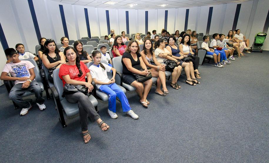 Desenhos feitos por crianças das ilhas ilustram calendário 2012 dos Portos do Paraná Ao todo, nove escolas participaram do projeto. Elas estão espalhadas em diversas comunidades como Ilha do Mel, Ilha do Teixeira, Ilha do Amparo, Ilha da Eufrasina, Comunidade Piaçaguera, Ilha São Miguel, Comunidade Ponta do Ubá e Nácar.