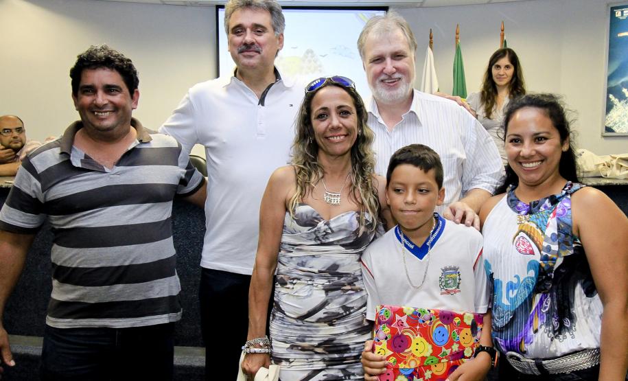 Desenhos feitos por crianças das ilhas ilustram calendário 2012 dos Portos do Paraná A relação do porto e o meio ambiente pelo olhar das crianças