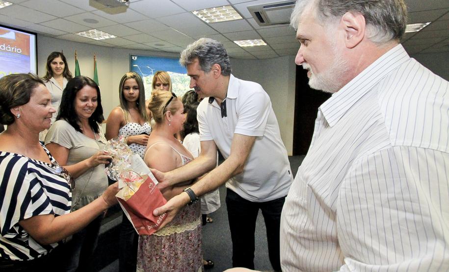 Desenhos feitos por crianças das ilhas ilustram calendário 2012 dos Portos do Paraná O resultado do trabalho virou um calendário do ano de 2012, editado pela Appa e que traz 15 dos 159 desenhos produzidos pelos alunos. Nesta quinta-feira (15), o superintendente da Appa, Airton Vidal Maron, e o diretor empresarial, Lourenço Fregonese, receberam os autores dos 15 desenhos e seus professores.