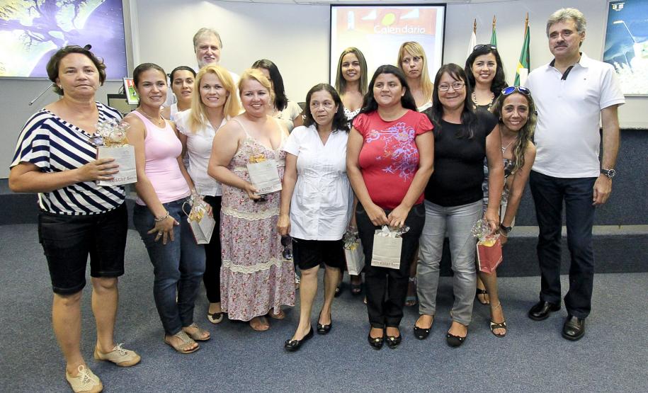 Desenhos feitos por crianças das ilhas ilustram calendário 2012 dos Portos do Paraná A relação do porto e o meio ambiente pelo olhar das crianças