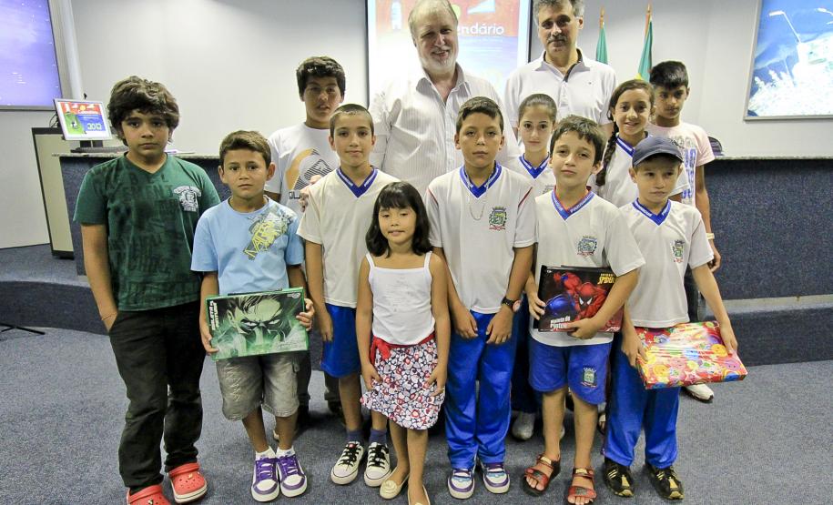 Desenhos feitos por crianças das ilhas ilustram calendário 2012 dos Portos do Paraná O resultado do trabalho virou um calendário do ano de 2012, editado pela Appa e que traz 15 dos 159 desenhos produzidos pelos alunos. Nesta quinta-feira (15), o superintendente da Appa, Airton Vidal Maron, e o diretor empresarial, Lourenço Fregonese, receberam os autores dos 15 desenhos e seus professores.