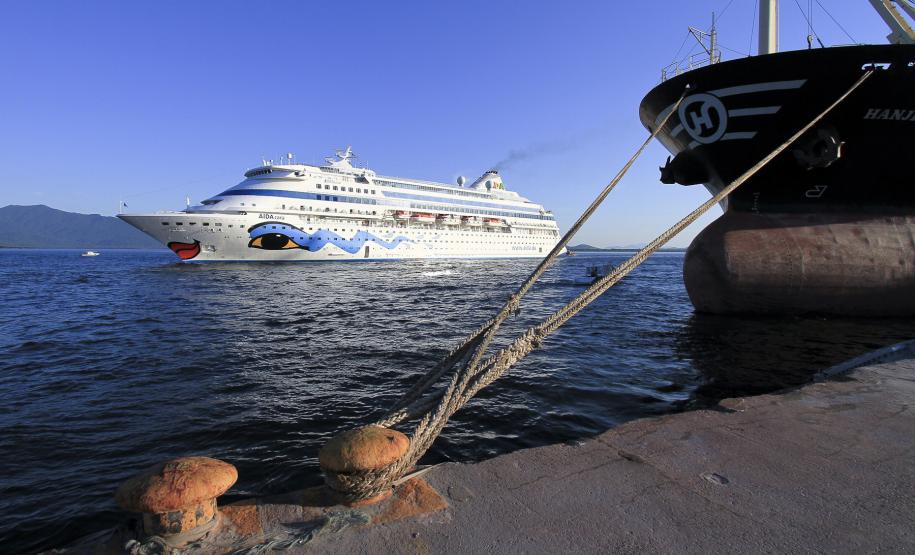 Porto de Paranaguá recebe navio de passageiros O navio atracou na manhã deste sábado (17) no Porto para mais uma parada técnica. O dia ensolarado incentivou novamente os passageiros a visitarem a cidade. E o comércio local, que ficou animado pela movimentação de turistas estrangeiros na cidade, agradece a retomada da vinda de cruzeiros ao porto. Desta vez, 1180 turistas estão a bordo do navio que saiu de Buenos Aires no último dia 9 de dezembro e seguirá para Ilhabela.