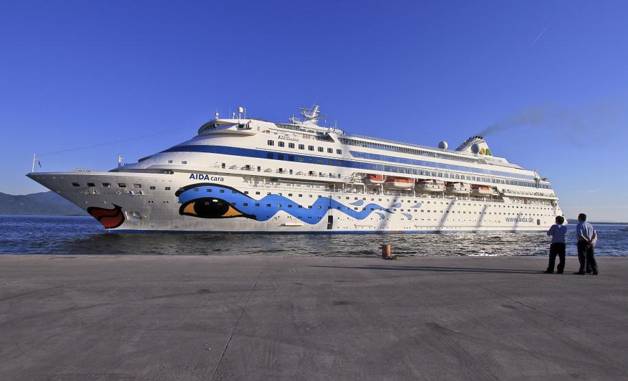 Porto de Paranaguá recebe navio de passageiros O navio atracou na manhã deste sábado (17) no Porto para mais uma parada técnica. O dia ensolarado incentivou novamente os passageiros a visitarem a cidade. E o comércio local, que ficou animado pela movimentação de turistas estrangeiros na cidade, agradece a retomada da vinda de cruzeiros ao porto. Desta vez, 1180 turistas estão a bordo do navio que saiu de Buenos Aires no último dia 9 de dezembro e seguirá para Ilhabela.