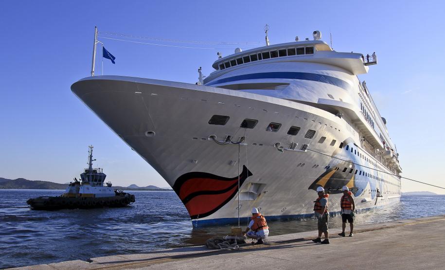 Porto de Paranaguá recebe navio de passageiros O navio atracou na manhã deste sábado (17) no Porto para mais uma parada técnica.