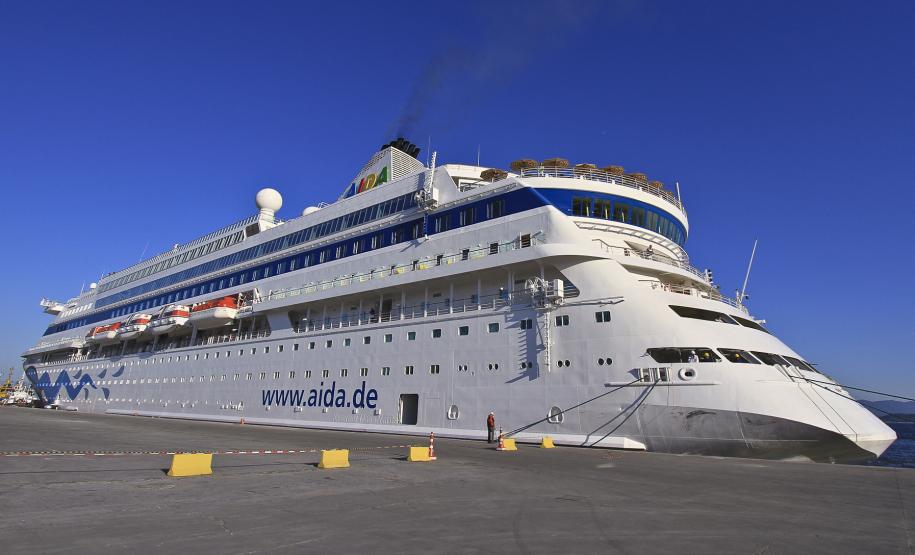 Porto de Paranaguá recebe navio de passageiros O navio atracou na manhã deste sábado (17) no Porto para mais uma parada técnica. O dia ensolarado incentivou novamente os passageiros a visitarem a cidade. E o comércio local, que ficou animado pela movimentação de turistas estrangeiros na cidade, agradece a retomada da vinda de cruzeiros ao porto. Desta vez, 1180 turistas estão a bordo do navio que saiu de Buenos Aires no último dia 9 de dezembro e seguirá para Ilhabela.