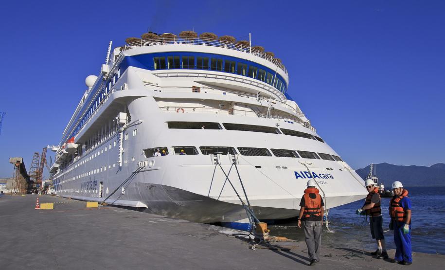 Porto de Paranaguá recebe navio de passageiros O navio atracou na manhã deste sábado (17) no Porto para mais uma parada técnica. O dia ensolarado incentivou novamente os passageiros a visitarem a cidade. E o comércio local, que ficou animado pela movimentação de turistas estrangeiros na cidade, agradece a retomada da vinda de cruzeiros ao porto. Desta vez, 1180 turistas estão a bordo do navio que saiu de Buenos Aires no último dia 9 de dezembro e seguirá para Ilhabela.