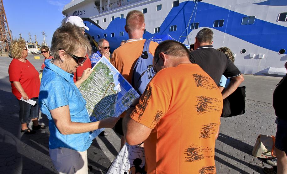 Porto de Paranaguá recebe navio de passageiros Quando esteve em Paranaguá no último dia 17 de novembro, o navio AIDAcara trouxe turistas alemães, austríacos e suíços que optaram por ficar na cidade. O centro de Paranaguá ficou tomado por estrangeiros e mudou a rotina da cidade.