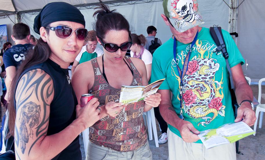 Porto de Paranaguá recebe navio de passageiros O navio atracou na manhã deste sábado (17) no Porto para mais uma parada técnica. O dia ensolarado incentivou novamente os passageiros a visitarem a cidade. E o comércio local, que ficou animado pela movimentação de turistas estrangeiros na cidade, agradece a retomada da vinda de cruzeiros ao porto. Desta vez, 1180 turistas estão a bordo do navio que saiu de Buenos Aires no último dia 9 de dezembro e seguirá para Ilhabela.