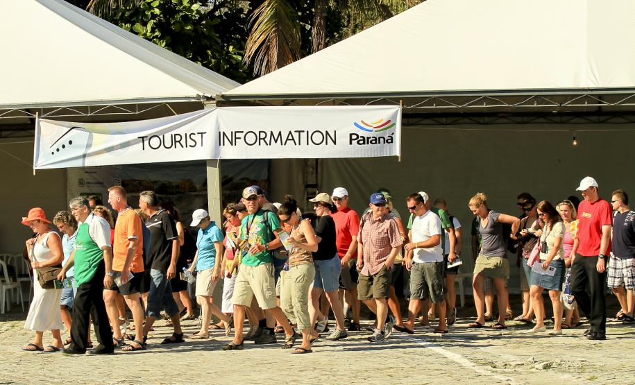 Porto de Paranaguá recebe navio de passageiros O trabalho para atrair navios de cruzeiros a Paranaguá tem sido feito em parceria com a Secretaria Estadual de Turismo. Para o secretário Faisal Saleh, o bom receptivo aos turistas em Paranaguá vai permitir que o Porto continue podendo negociar novas escalas.
