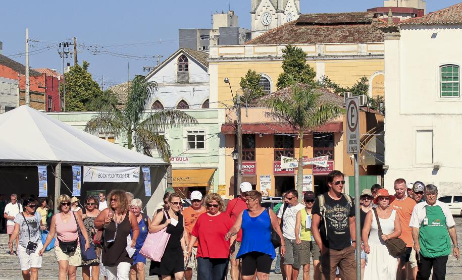 Porto de Paranaguá recebe navio de passageiros Quando esteve em Paranaguá no último dia 17 de novembro, o navio AIDAcara trouxe turistas alemães, austríacos e suíços que optaram por ficar na cidade. O centro de Paranaguá ficou tomado por estrangeiros e mudou a rotina da cidade.