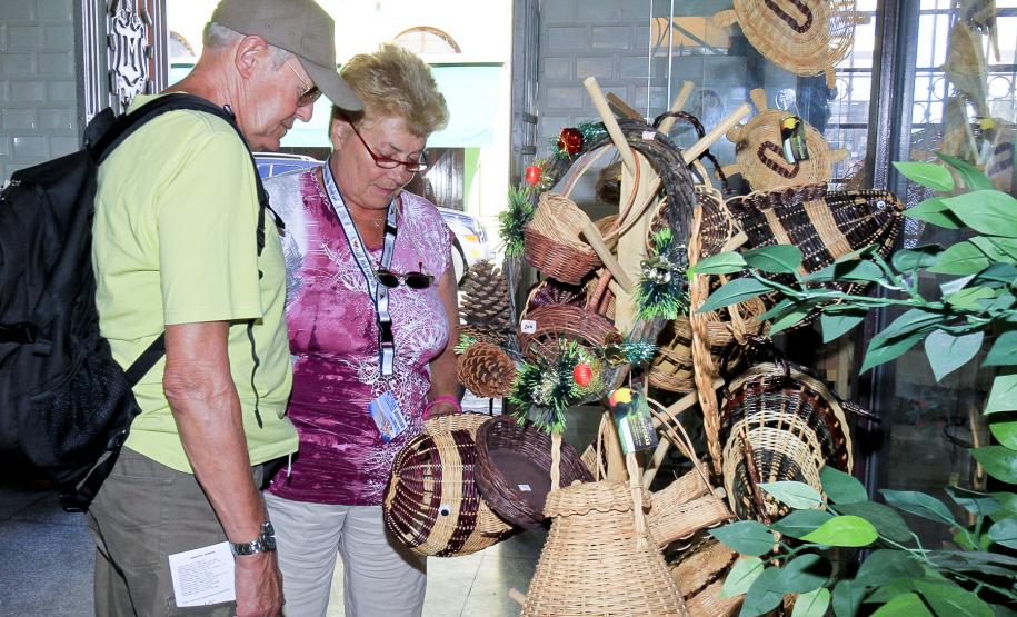 Porto de Paranaguá recebe navio de passageiros A recepção ao AIDAcara conta ainda com a parceria da Prefeitura Municipal de Paranaguá. Ônibus foram colocados à disposição para levar os turistas do porto ao centro da cidade. Um receptivo com atendentes bilíngües foi montado na praça 29 de Julho.