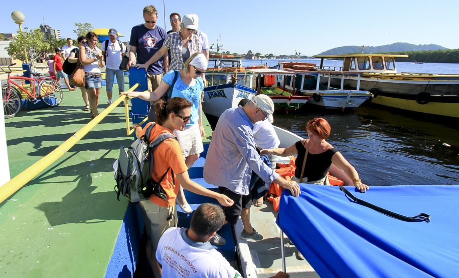 Porto de Paranaguá recebe navio de passageiros No mês passado quando esteve em Paranaguá, praticamente todos os passageiros que estavam a bordo do navio desceram para fazer passeios programados (Ilha do Mel, Curitiba, Morrestes, Antonina) e muitos ficaram em Paranaguá. Desta vez não foi diferente.