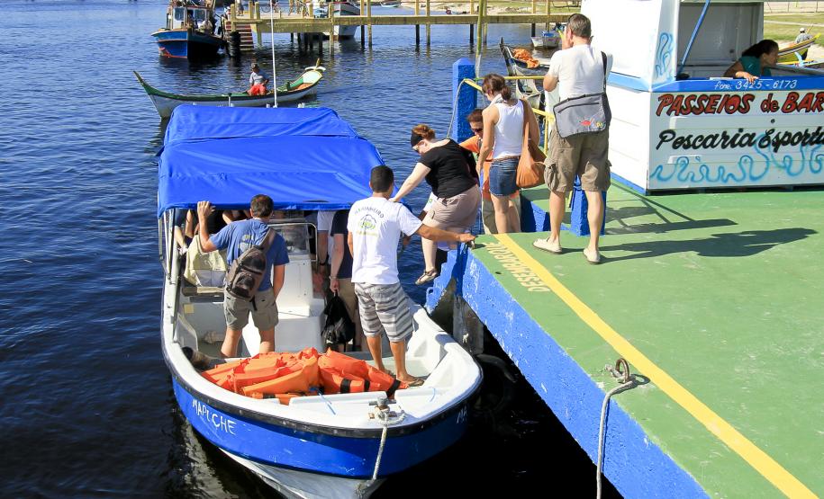Porto de Paranaguá recebe navio de passageiros No mês passado quando esteve em Paranaguá, praticamente todos os passageiros que estavam a bordo do navio desceram para fazer passeios programados (Ilha do Mel, Curitiba, Morrestes, Antonina) e muitos ficaram em Paranaguá. Desta vez não foi diferente.