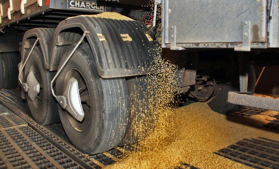 Paranaguá lidera a exportação nacional do complexo soja Já na soja em grão, o porto ainda ocupa a vice-liderança nacional na exportação do produto. Foram 6,6 milhões de toneladas exportadas, contra 8,6 milhões de toneladas exportadas por Santos. No entanto, o volume do grão exportado por Paranaguá apresentou alta de 27% em relação ao ano passado, batendo o recorde de exportação registrado em 2003, quando foram exportadas 5,7 milhões de toneladas do produto pelo Porto.