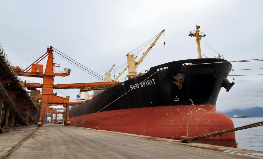 Paranaguá lidera a exportação nacional do complexo soja Considerando os produtos separadamente, Paranaguá é líder na exportação do farelo de soja e no óleo de soja. De farelo, até novembro, foram exportados 4,2 milhões de toneladas, quase o dobro do que é movimentado pelo porto do Rio Grande, que ocupa o segundo lugar da lista com 2,8 milhões de toneladas exportadas. Considerando o óleo de soja, Paranaguá exportou até novembro 732,8 mil toneladas do produto, o que corresponde 46% do volume nacional exportado.