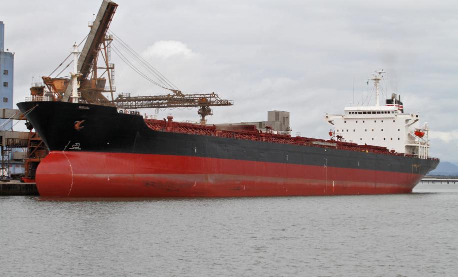 Paranaguá lidera a exportação nacional do complexo soja Já na soja em grão, o porto ainda ocupa a vice-liderança nacional na exportação do produto. Foram 6,6 milhões de toneladas exportadas, contra 8,6 milhões de toneladas exportadas por Santos. No entanto, o volume do grão exportado por Paranaguá apresentou alta de 27% em relação ao ano passado, batendo o recorde de exportação registrado em 2003, quando foram exportadas 5,7 milhões de toneladas do produto pelo Porto.