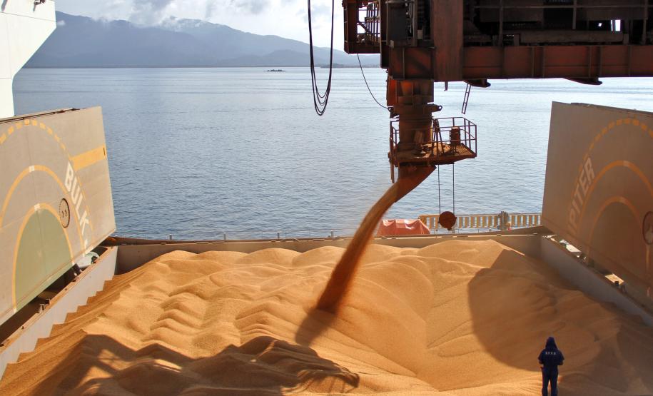 Paranaguá lidera a exportação nacional do complexo soja O porto de Paranaguá lidera o ranking nacional entre os portos que mais exportam produtos do complexo soja (soja, farelo e óleo). De janeiro a novembro, foram 11,6 milhões de toneladas de produtos exportados, deixando para trás portos como Santos, Rio Grande e São Francisco do Sul. O volume movimentado é 7% superior ao registrado em 2010 e corresponde a 25% do volume nacional exportado. Os dados são do Ministério do Desenvolvimento, Indústria e Comércio (MDIC).