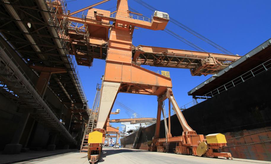 Porto de Paranaguá vai exportar trigo paranaense na entressafra Durantes os meses de novembro, dezembro e janeiro, o Corredor de Exportação do Porto passa por manutenção por se tratar de período de entressafra. O objetivo é fazer com que o corredor esteja apto a receber a safra de grãos de 2012. Já existem navios agendados para exportação de soja a partir da segunda quinzena de janeiro.