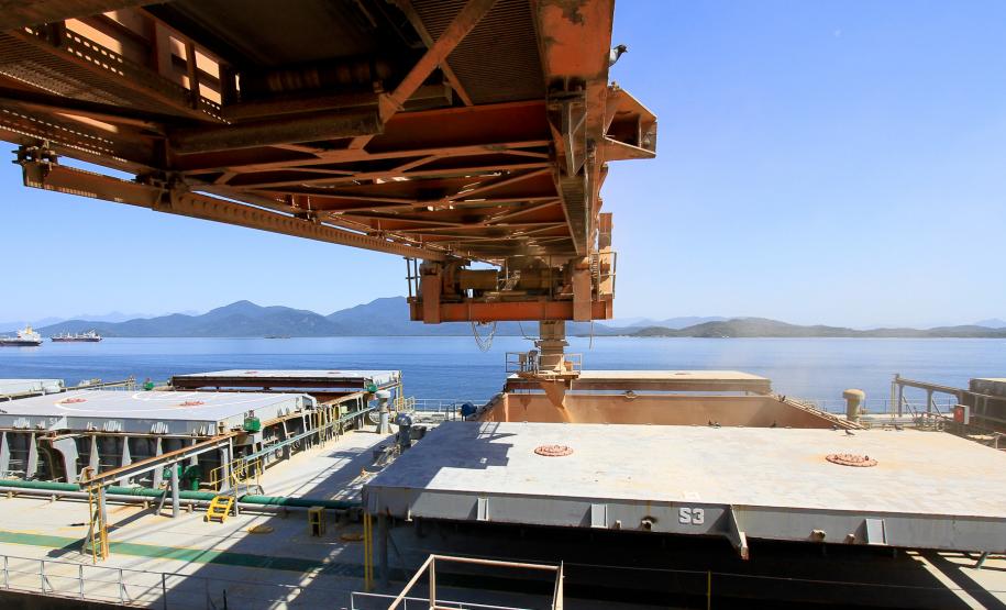 Porto de Paranaguá vai exportar trigo paranaense na entressafra De janeiro a novembro, o porto de Paranaguá exportou 682 mil toneladas de trigo. No ano passado, foram 734 mil toneladas e a expectativa é que as movimentações dos produtores paranaenses neste final de ano façam com que o Porto ultrapasse a marca de 2010 na exportação do produto.