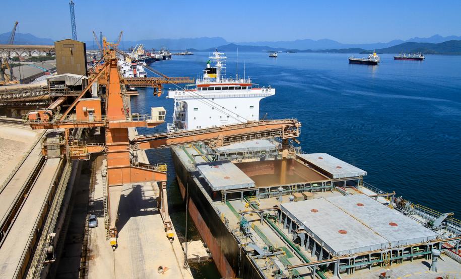 Porto de Paranaguá vai exportar trigo paranaense na entressafra O Porto de Paranaguá readequou a operação do corredor de exportação para atender os produtores de trigo paranaenses neste final de ano. Numa primeira etapa, serão exportadas 60 mil toneladas de trigo da Associação das Empresas Cerealistas do Estado do Paraná (Acepar) e, na seqüência já estão previstas outras 40 mil toneladas de trigo a serem exportadas de outra cooperativa paranaense.