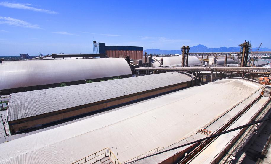 Porto de Paranaguá vai exportar trigo paranaense na entressafra O trigo paranaense que será exportado vai ser armazenado no armazém 12, que acaba de ser reformado pela Administração dos Portos de Paranaguá e Antonina (Appa). Foram cumpridas todas as normas exigidas pela Agência Nacional de Vigilância Sanitária (ANVISA), tornando o armazém apto a prestar serviços de armazenagem de cargas de alimentos e matérias primas utilizadas na indústria de alimentos.