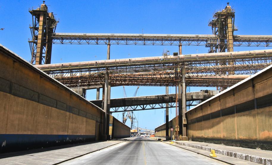 Porto de Paranaguá vai exportar trigo paranaense na entressafra No período de entressafra, o Porto de Paranaguá realiza a manutenção dos equipamentos, silos e armazéns do corredor de exportação