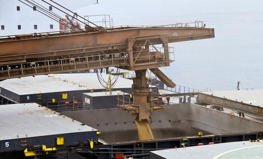 Paranaguá deve recuperar cerca de 2,5 milhões de toneladas de cargas em 2012 Para 2012, há ainda a expectativa de ampliar a exportação de soja do Paraguai pelo Porto. Só este ano foram 100 mil toneladas exportadas e a expectativa é que, em 2012, cheguem a ser exportadas por Paranaguá até um milhão de toneladas de soja do Paraguai. Há pelo menos oito anos o Porto não escoava grãos do país vizinho por conta de dificuldades impostas aos exportadores paraguaios e políticas públicas que inviabilizavam os negócios.