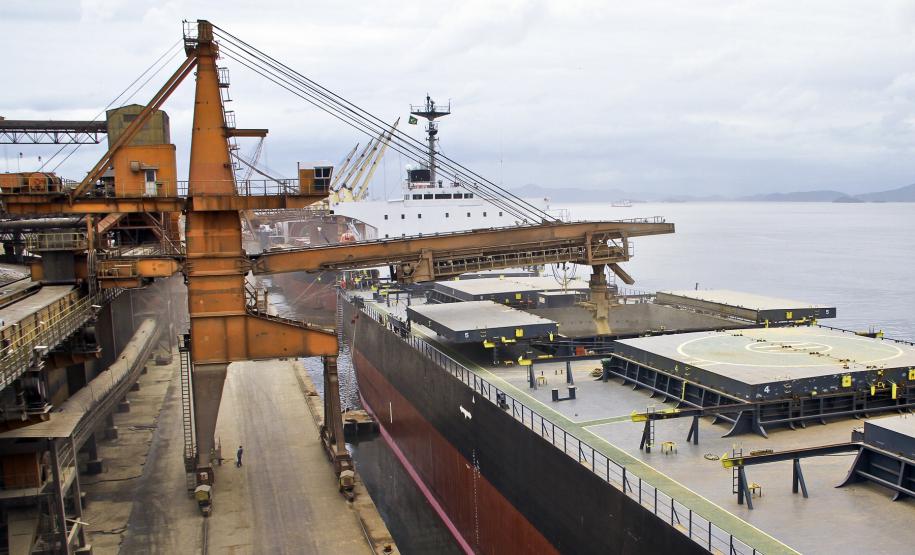 Paranaguá deve recuperar cerca de 2,5 milhões de toneladas de cargas em 2012 A exportação de grãos pelo Porto de Paranaguá deve crescer em até 2,5 milhões de toneladas em 2012. Com as melhorias operacionais realizadas ao longo do ano, diversos exportadores que haviam desistido de operar por Paranaguá estão voltando.