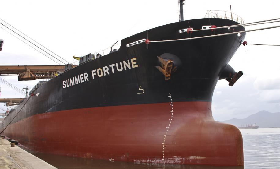 Paranaguá deve recuperar cerca de 2,5 milhões de toneladas de cargas em 2012 A dragagem de manutenção dos berços de atracação – primeira obra autorizada pelo governador Beto Richa – permitiu que a safra de grãos fosse operada em sua plenitude, garantindo o sucesso das operações. De janeiro a novembro, foram exportadas pelo porto de Paranaguá 17 milhões de toneladas de granéis sólidos. O volume é 4% superior ao registrado em 2010 no mesmo período.