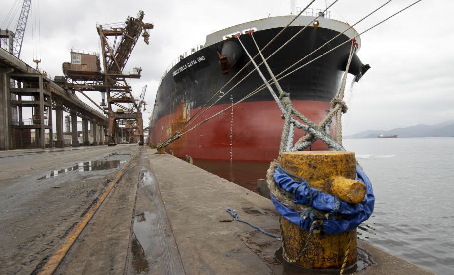 Corredor de Exportação do Porto de Paranaguá atinge maior movimentação da história Para 2012, a Appa está trabalhando no projeto de repotenciamento do Corredor de Exportação. Orçado em R$ 700 milhões, o projeto duplicará a capacidade nominal de embarque de grãos: de nove para 18 mil toneladas/hora. Com as obras, serão quatro berços dedicados exclusivamente ao embarque de granéis.