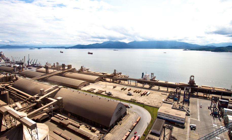 Corredor de Exportação do Porto de Paranaguá atinge maior movimentação da história O Corredor de Exportação do Porto de Paranaguá acaba de atingir a maior movimentação de sua história. De janeiro até hoje (26), foram 13,9 milhões de toneladas de produtos exportados pelo Corredor. O recorde anterior foi registrado em 2001, quando foram exportados pelo complexo 13,8 milhões de toneladas de produtos.