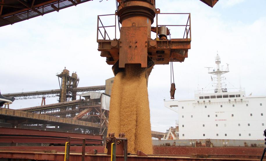 O Corredor de Exportação do Porto de Paranaguá acaba de atingir a maior movimentação de sua história. De janeiro até hoje (26), foram 13,9 milhões de toneladas de produtos exportados pelo Corredor. O recorde anterior foi registrado em 2001, quando foram exportados pelo complexo 13,8 milhões de toneladas de produtos.