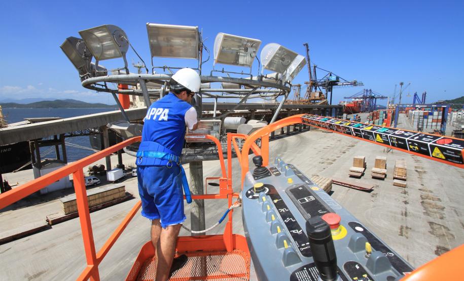 O trabalho está sendo feito pela Seção de Manutenção Elétrica da Appa com o objetivo de aumentar a segurança nas instalações portuárias. A primeira fase do projeto foi realizada em dezembro, quando foram recuperaras e substituídas as instalações ao longo da faixa portuária. Agora, estão sendo feitos trabalhos no pátio de triagem, para preparar o local para a Safra 2012.