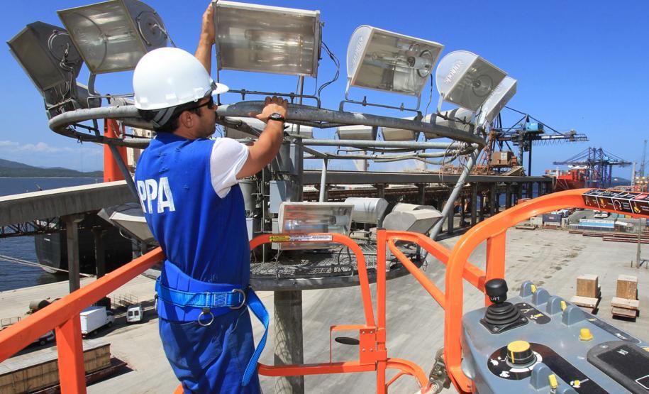 A Appa está fazendo também a manutenção em todo o sistema de iluminação do Porto de Paranaguá. Foram cerca de R$ 100 mil em investimentos para recuperar e fazer a manutenção em mais de 1800 pontos de iluminação ao longo da área do cais e retro-área portuária.