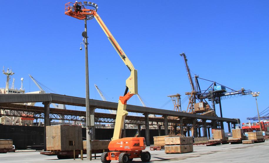 Os trabalhos são desenvolvidos numa altura média de 20 metros e envolve a substituição de refletores, lâmpadas, reatores, circuitos elétricos, caixas de comando e proteção elétrica e reparos no sistema de proteção contra descargas atmosféricas (SPDA). A manutenção corresponde a postes e refletores no pátio de triagem, pátio de veículos, píer de inflamáveis, terminal de álcool, centro administrativo e Avenida Portuária.