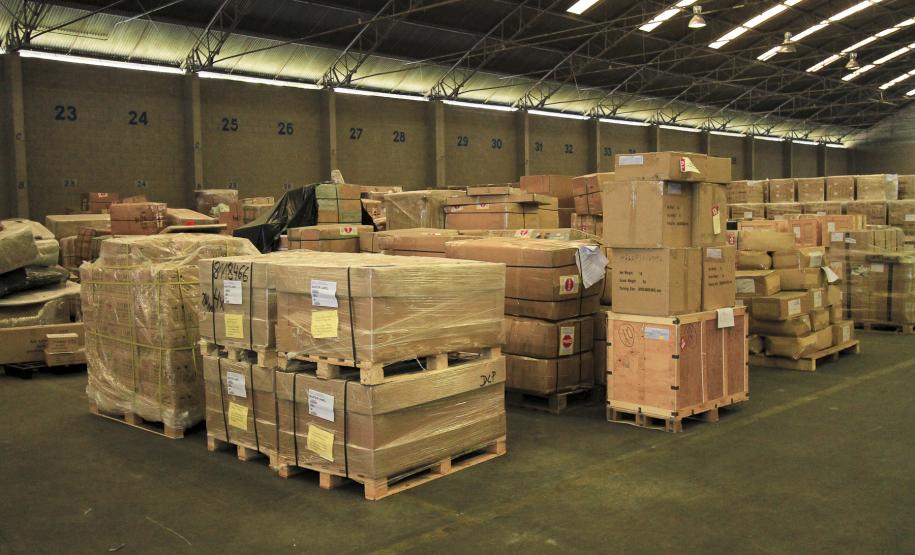 Appa faz readequações e melhora operação no Porto de Paranaguá A Agência Nacional de Vigilância Sanitária (ANVISA) acaba de conceder o Certificado de Boas Práticas de Armazenagem para o armazém 3B do Porto de Paranaguá. O local, utilizado para armazenamento de carga geral, poderá receber a partir de agora alimentos e derivados. Em dezembro, outro armazém da Appa – este no Corredor de Exportação - foi reformado para receber cargas a granel de alimentos e matérias primas utilizadas na indústria de alimentos.