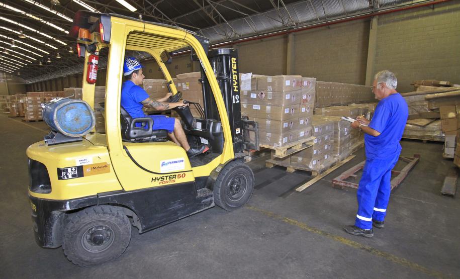 Appa faz readequações e melhora operação no Porto de Paranaguá Antes disso, apenas o Terminal de Contêineres de Paranaguá (TCP) tinha este certificado e já não comportava receber mais cargas. Para adequar o espaço de acordo com as normas da ANVISA, a Administração dos Portos de Paranaguá e Antonina (Appa) fez uma reforma geral no local. A pintura foi refeita, foi retirada a porosidade do piso, a ventilação do armazém foi adequada, o telhado reformado, além da limpeza geral e o controle de pragas.