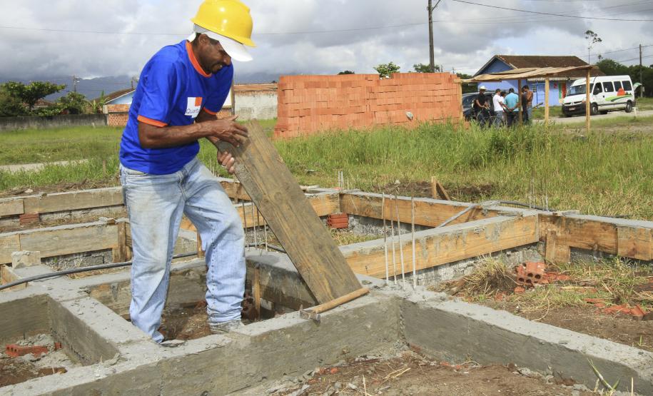 Moradores que viviam no entorno do Terminal de álcool do Porto terão casas novas até junho A retirada das famílias que viviam no entorno da Vila Becker aconteceu por questões de segurança. 32 famílias que viviam nas áreas mais comprometidas foram retiradas e vivem em casas de aluguel, que foi pago pela Administração dos Portos de Paranaguá e Antonina (Appa) até o mês de junho.